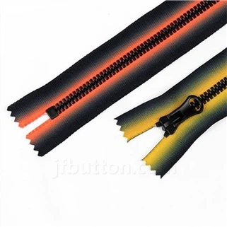 Plastist tõmblukud õue ääres