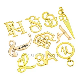 Väikesed metallist logosildid